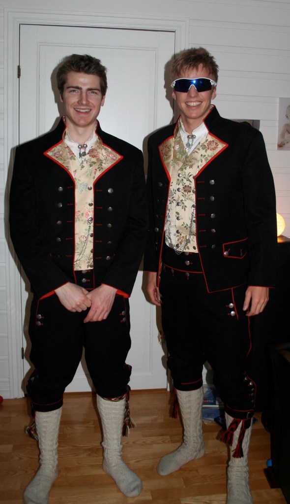 Brodern og meg med rogalandsbunad og Oakley Radar XL